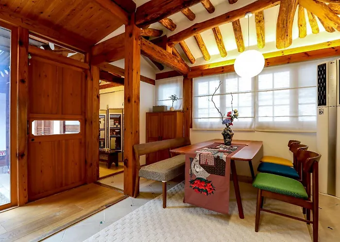 Private Hanok In Bukchon, Seoul, 7 People, 3 Bedrooms, 2 Bathrooms, 6 Min Walk From Anguk Station Exit 2 アパート ソウル特別市