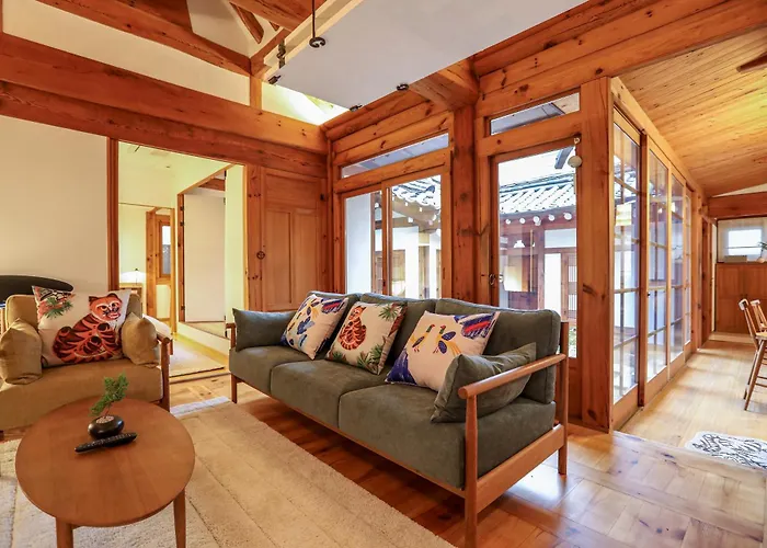 Private Hanok In Bukchon, Seoul, 7 People, 3 Bedrooms, 2 Bathrooms, 6 Min Walk From Anguk Station Exit 2 アパート