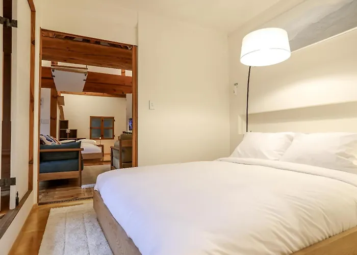 Private Hanok In Bukchon, Seoul, 7 People, 3 Bedrooms, 2 Bathrooms, 6 Min Walk From Anguk Station Exit 2 アパート ソウル特別市
