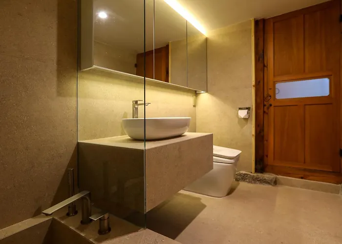 Private Hanok In Bukchon, Seoul, 7 People, 3 Bedrooms, 2 Bathrooms, 6 Min Walk From Anguk Station Exit 2