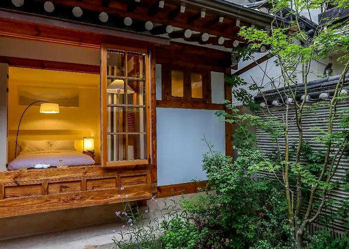 Private Hanok In Bukchon, Seoul, 7 People, 3 Bedrooms, 2 Bathrooms, 6 Min Walk From Anguk Station Exit 2 アパート *